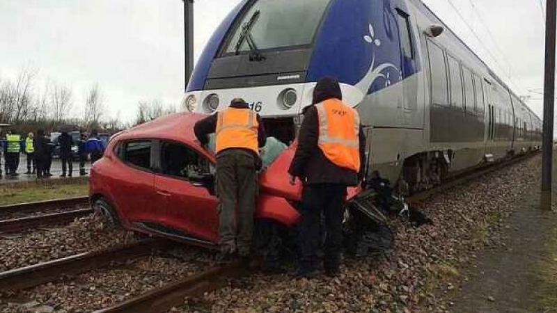 Трагедия във Франция! Брутална влакова катастрофа взе свидни жертви (СНИМКИ)