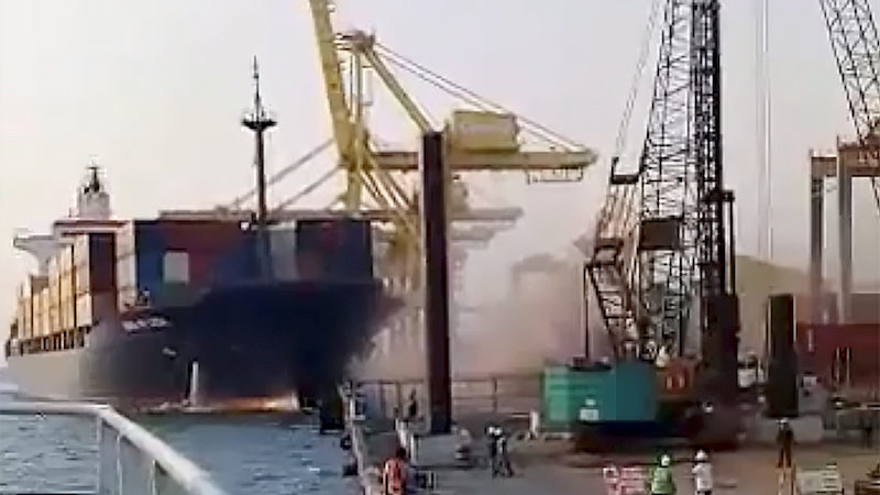 Страховито: Контейнеровоз повали пристанищен кран в Малайзия (ВИДЕО)