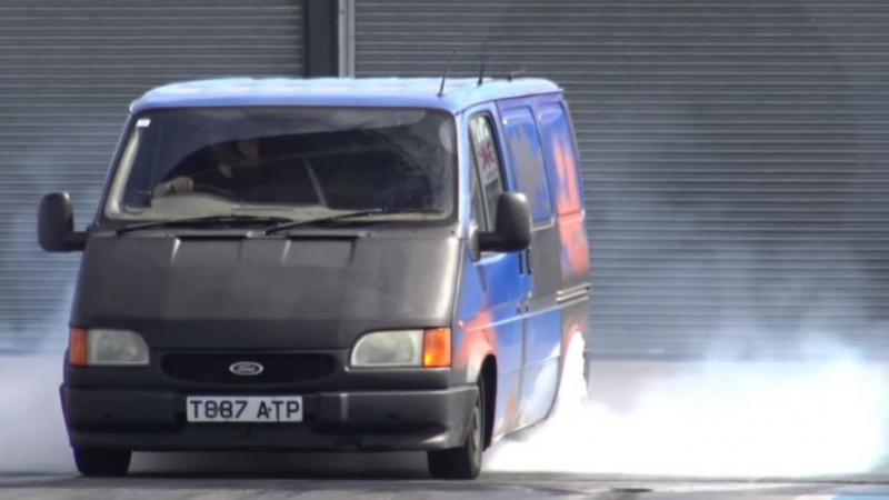 ВИДЕО: Стар ван Форд пили яко гуми и къса всички на драг
