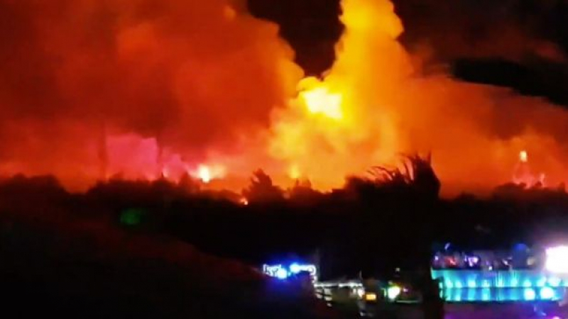 Евакуират десетки хиляди летовници заради огнен ад на хърватски остров! (СНИМКИ)