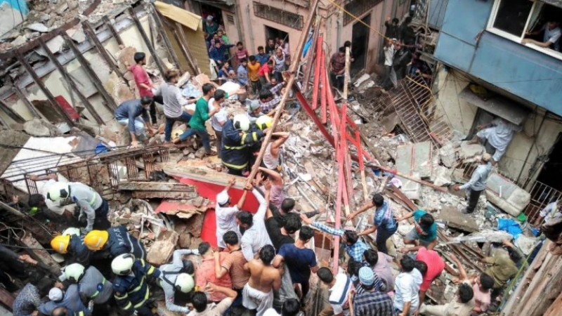 Четириетажна сграда се срути, над 40 души са погребани живи (ВИДЕО)