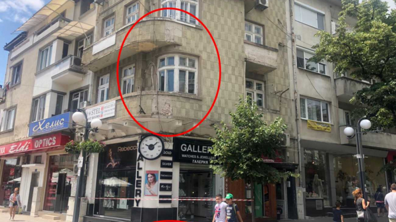 Опасно! Стара сграда в центъра на Бургас рухна над минувачи