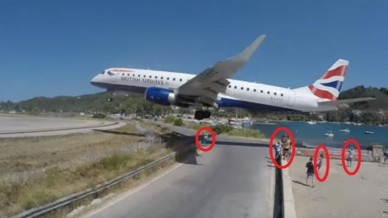 Шокиращо ВИДЕО от бръснещ полет на самолет над туристи в Гърция