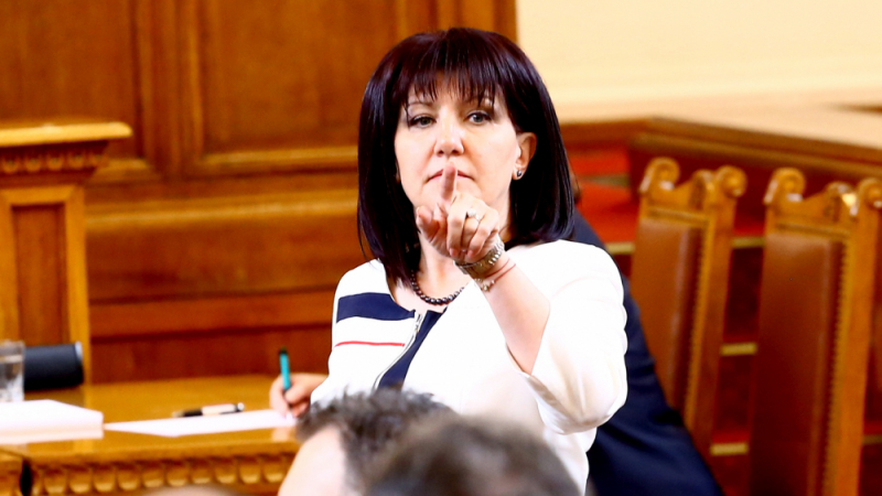 Караянчева със сериозна критика към Манолова след оставката