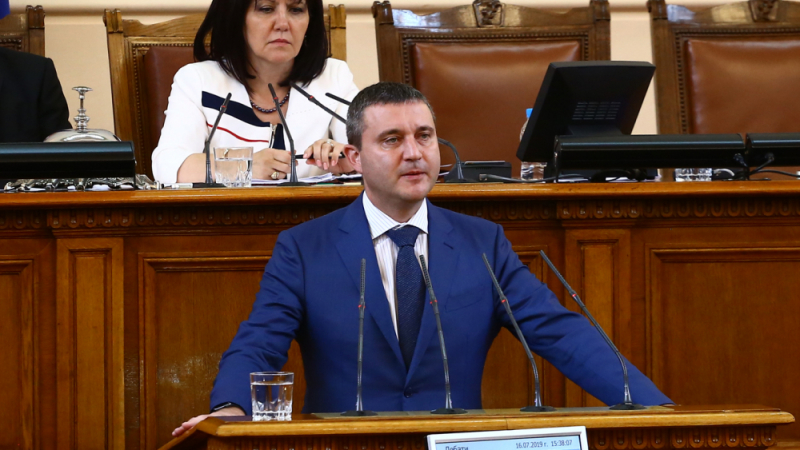 Министър Горанов отговаря и на депутатски въпроси от парламентарната трибуна