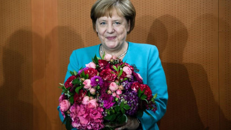 Болна ли? Меркел грейна в кокетно, синьо костюмче на рождения си ден