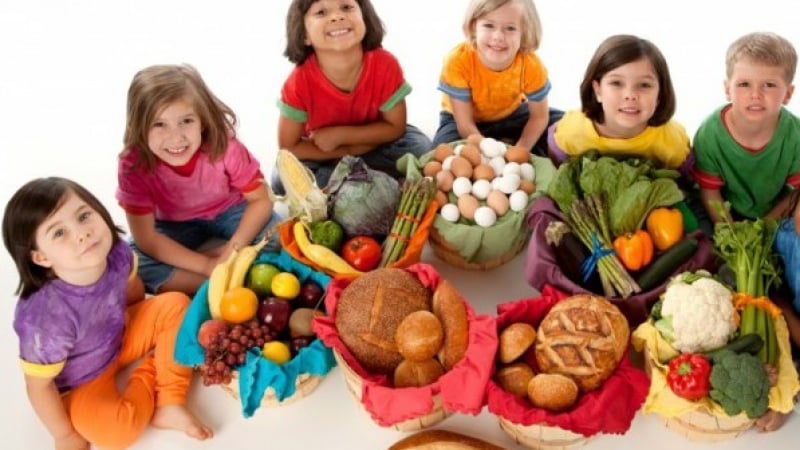 Какво ядат децата в детските градини и училищата? (ВИДЕО)