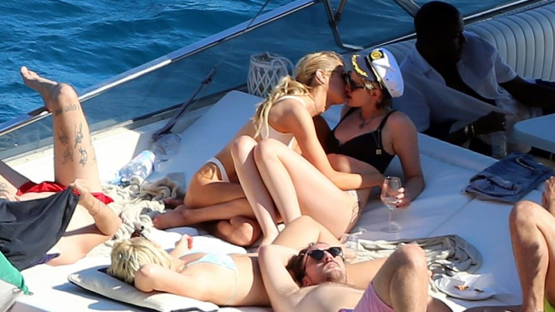 Спипаха голи да се целуват Кристен Стюард и модел на "Виктория сикрет" 
