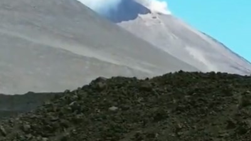 Зрелище: Вулканът Етна се събуди и изригна от нов кратер (ВИДЕО)