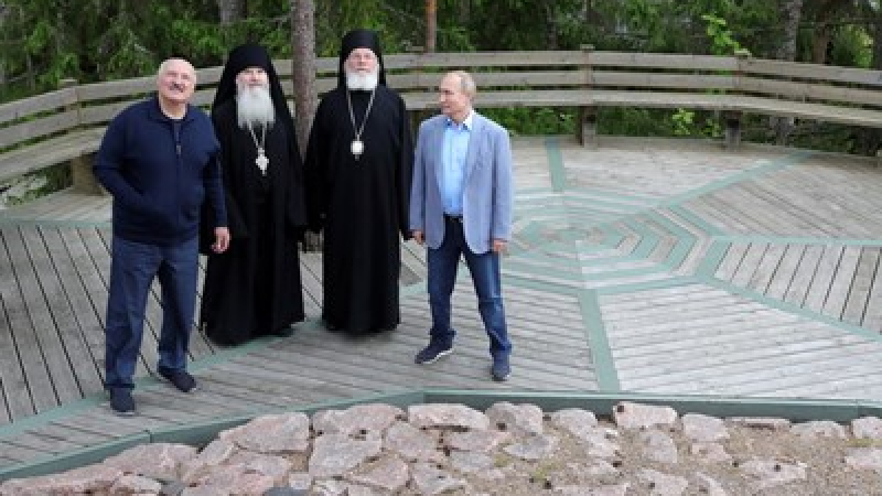 Путин влезе в манастир с маратонки за близо 1000 долара (СНИМКИ)