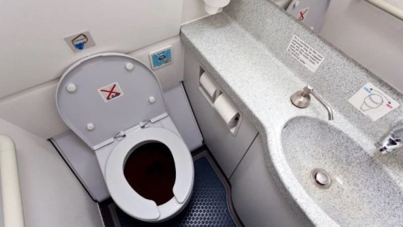 Нещо ужасяващо намериха полицаи в тоалетната на самолет в Мадрид 