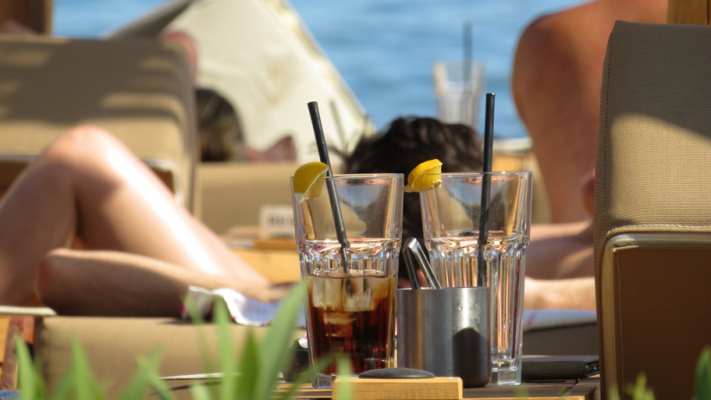 Турски хотелиер разказа за разредения алкохол в ол инклузива