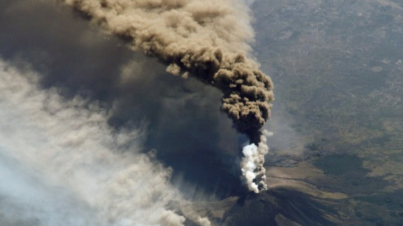 Вулканът Етна изригна отново и стана страшно (ВИДЕО)
