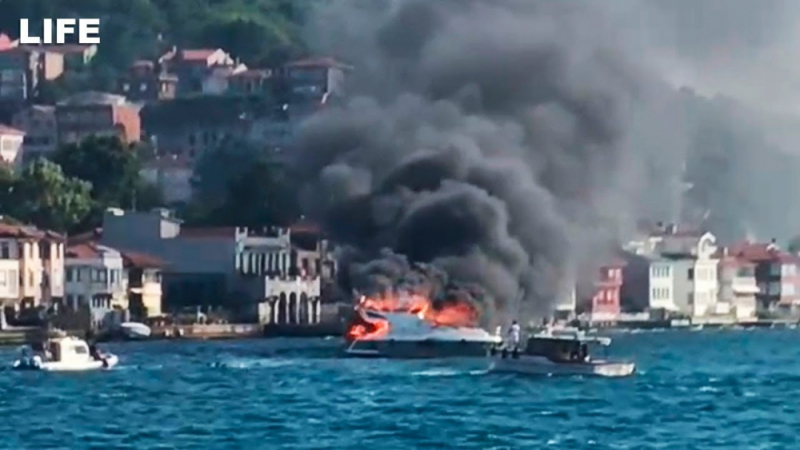 Яхта избухна в пламъци в Босфора (ВИДЕО)