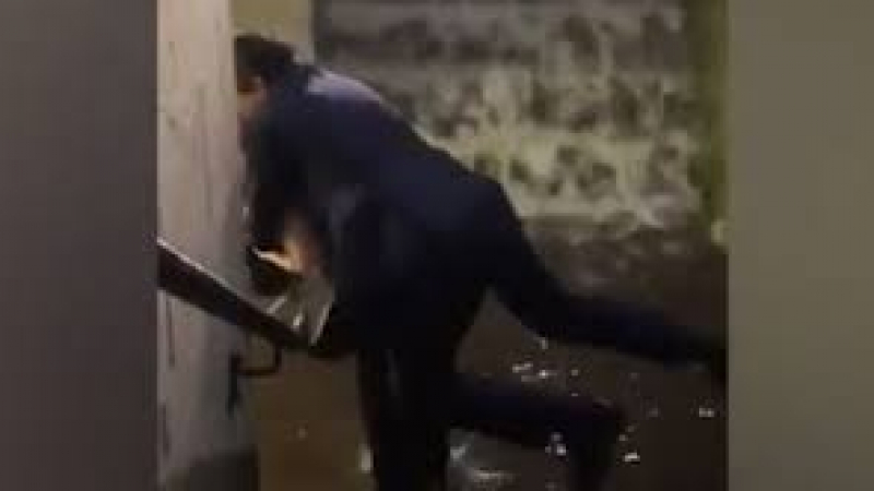 Жена пренесе мъж през кал, за да не му се изцапа костюма (ВИДЕО)