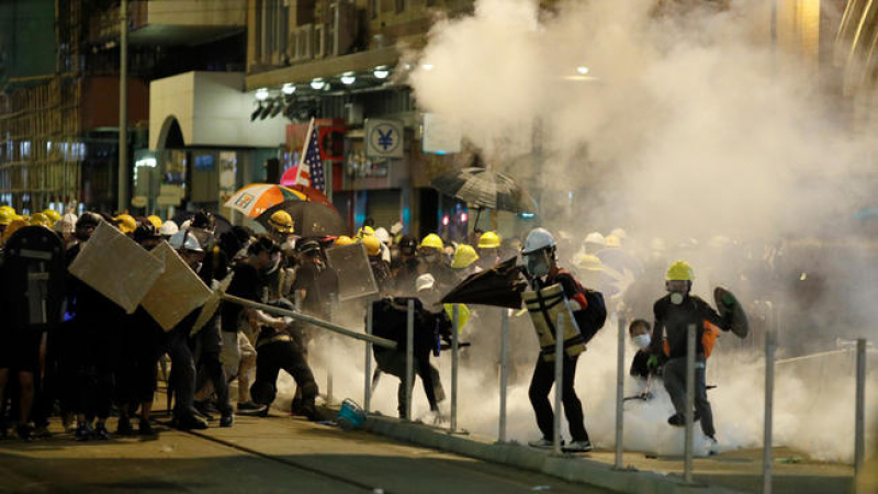 Жестоки сблъсъци на демонстрация в Хонконг (ВИДЕО)