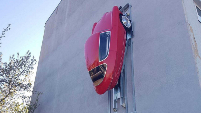 Уникално: Този електромобил може да се паркира на стената ВИДЕО