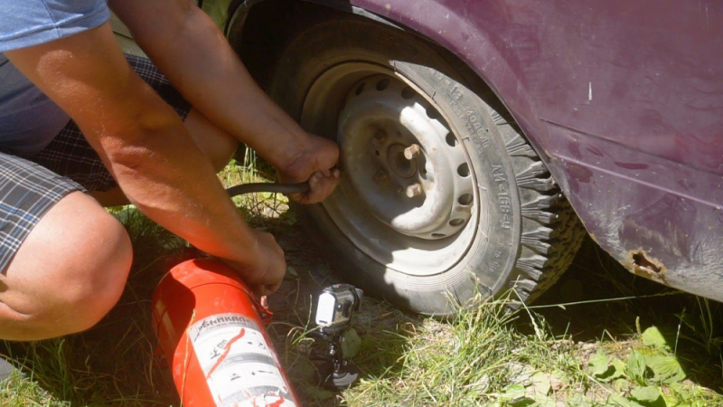 Проверено: Може ли да напомпаме автомобилна гума с пожарогасител ВИДЕО