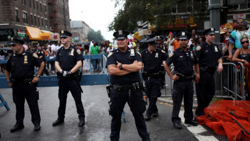 В Ню Йорк издирват хулигани, които си спретнаха гавра с полицаи ВИДЕО