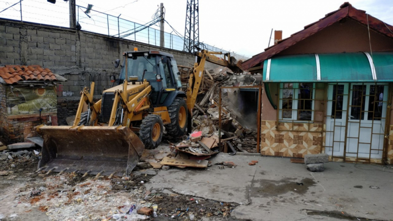 Багер руши незаконни къщи в циганското гето в Бургас ВИДЕО 