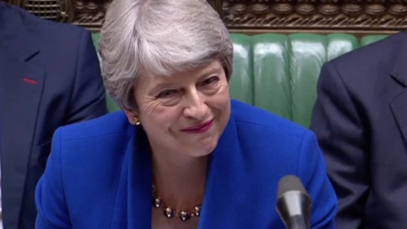 Тереза Мей се срина до сълзи, докато си тръгваше от британския парламент ВИДЕО