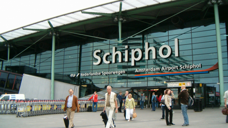 Срив в системата блокира хиляди пътници на летище в Амстердам