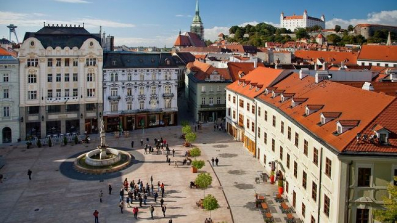Разюздани туристи се отдадоха на секс в историческия център на Братислава 