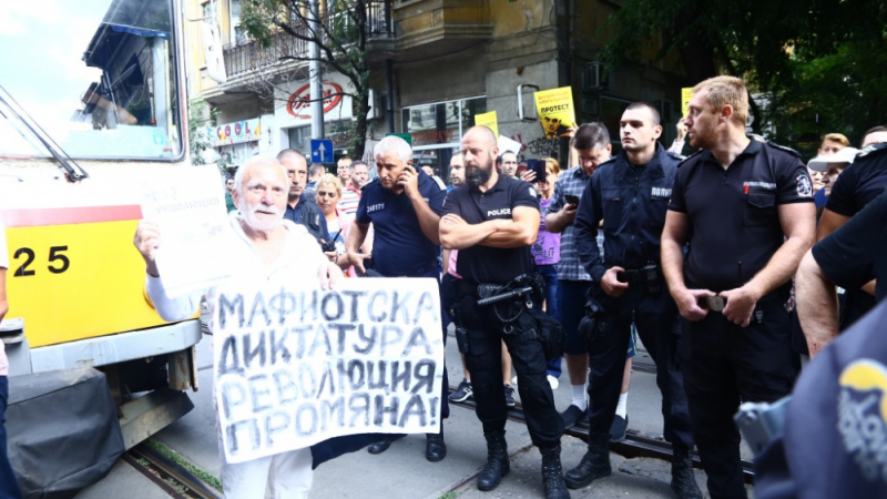 Комедия пред ВСС! Йоло Денев - лице на протестърите срещу Иван Гешев (СНИМКИ)