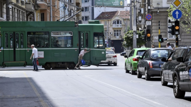 Зрелищно меле с трамвай и три коли в центъра на София СНИМКА