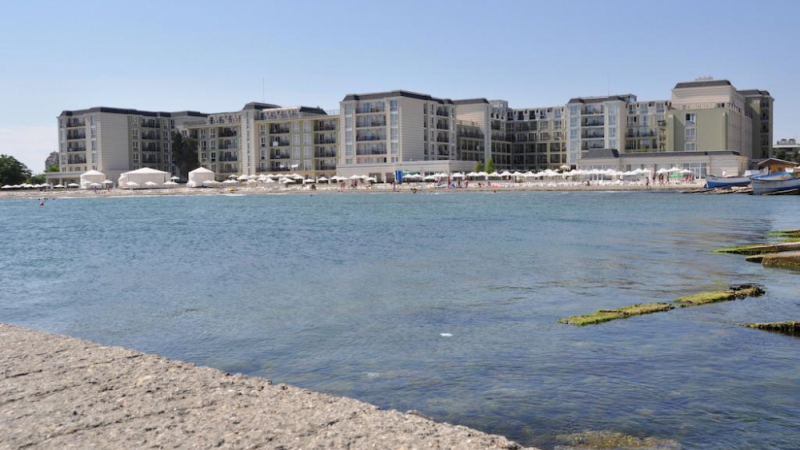 Кошмар на плажа в Поморие: Труп под прозорците на известен хотел