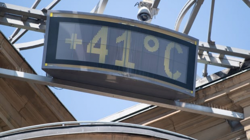 Страшна жега в Париж, измериха температури като в пустинята