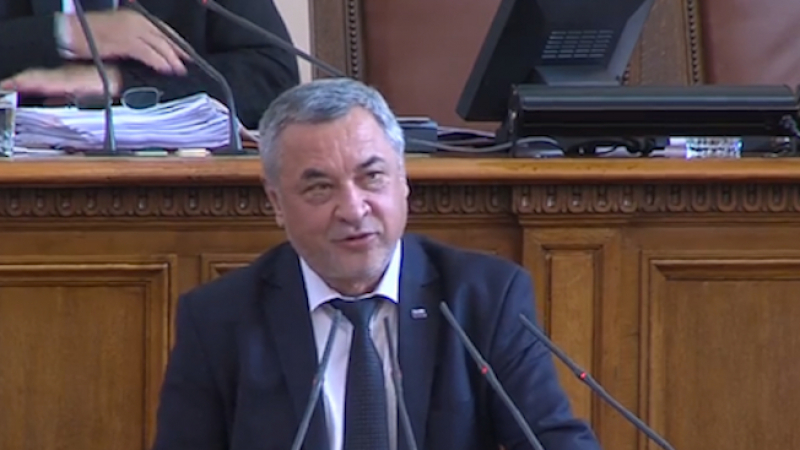 Парламентът избухна в аплодисменти заради този жест на Валери Симеонов 