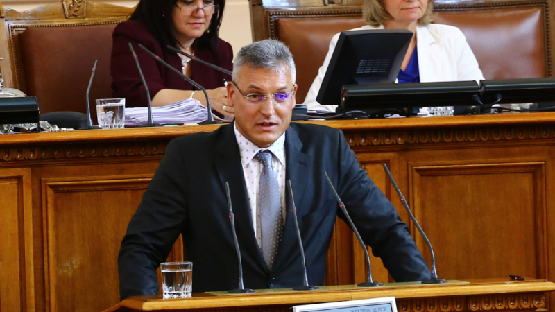 Жаблянов се гневи в парламента заради посещението шефовете на ДАНС и МВР