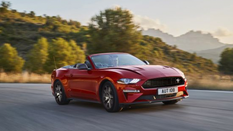 Ford представя специално юбилейно издание Mustang55 с 5,0-литров двигател V8 и усъвършенстван Mustang с 2,3-литров двигател EcoBoost