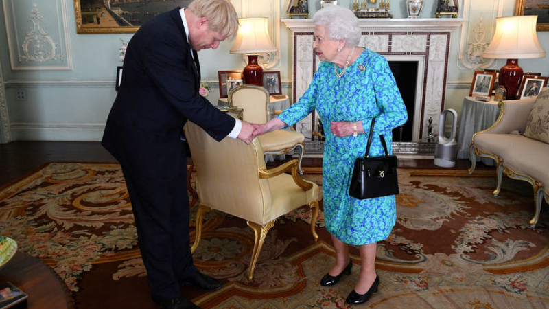 Джонсън направи голям гаф след срещата с Елизабет II, а ослепителна блондинка... СНИМКИ