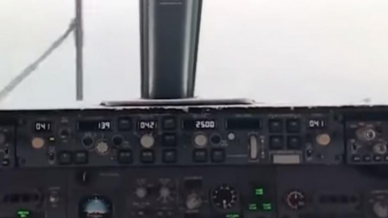 Ужасяващо ВИДЕО от пилотска кабина показва как Боинг 737 пада в океана