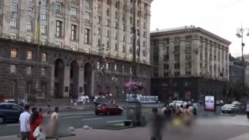 Шаш в Киев: Чисто голи украинци тичат по Майдана (ВИДЕО 18+)