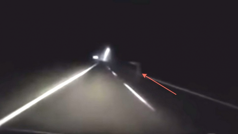 Призрак стопаджия изкара акъла на шофьор през нощта (ВИДЕО)
