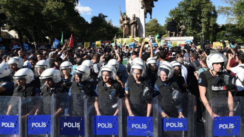 Мигранти сътвориха хаос в Истанбул, има арестувани