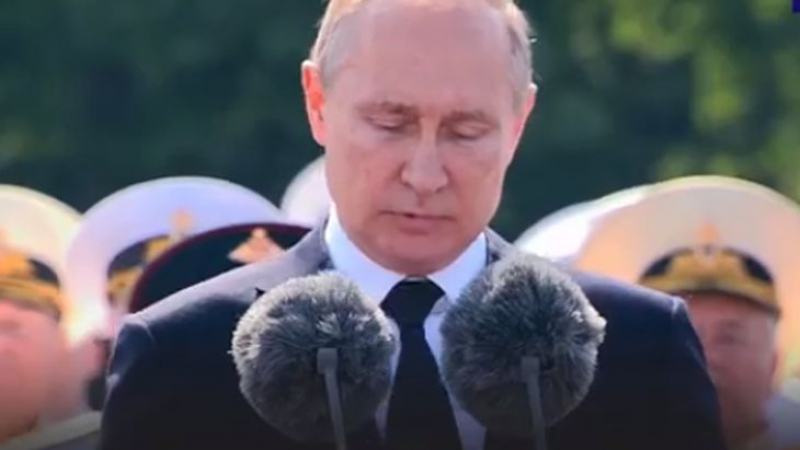 Путин се появи на мащабен военен парад