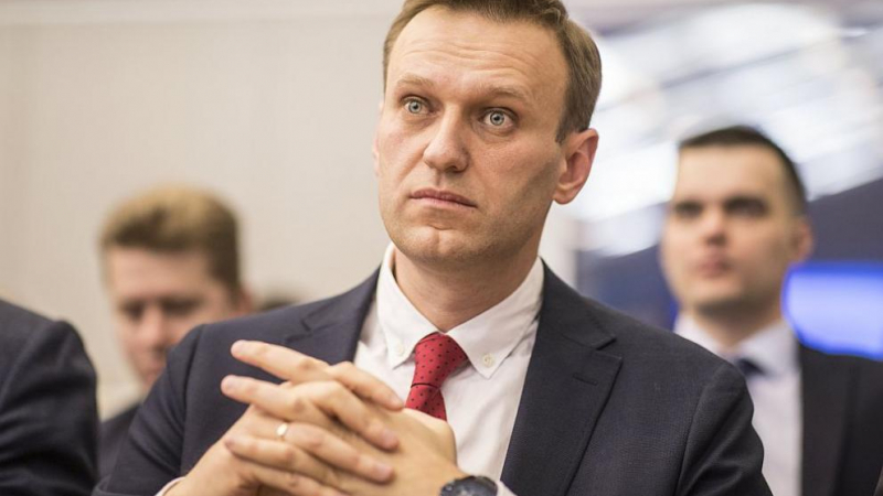 Приеха Навални по спешност в болница с мистериозна алергия и подуто лице