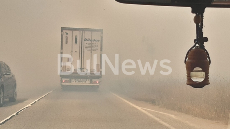 Голям пожар на Е-79 край Враца, гъст дим затруднява минаването СНИМКИ