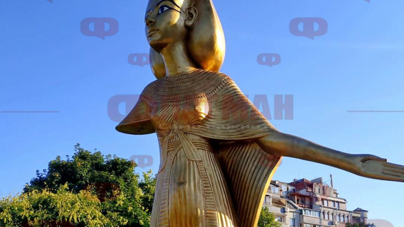 Резил! Странна ситуация с липсваща ръка на египетска богиня в Бургас