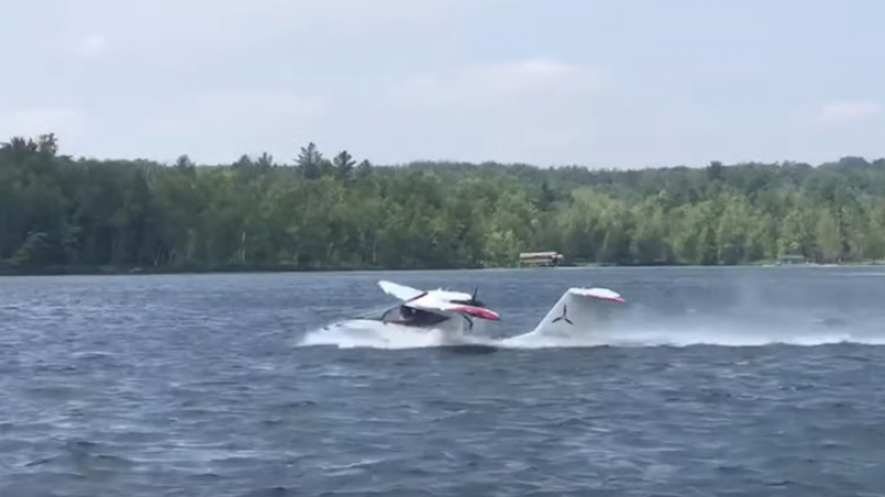 Очевидец засне на ВИДЕО момента, в който самолет рухна в езеро