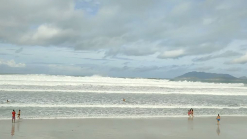 Страховита вълна попиля цял плаж в Рио ВИДЕО