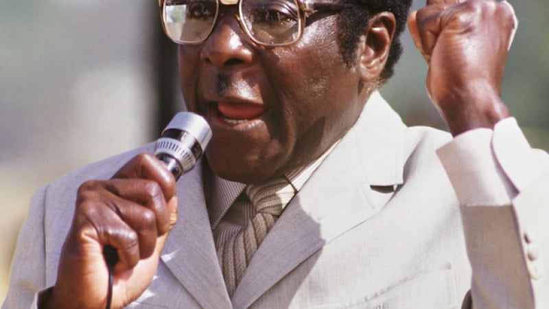 Страшният африкански диктатор Робърт Мугабе шокира с вида си 