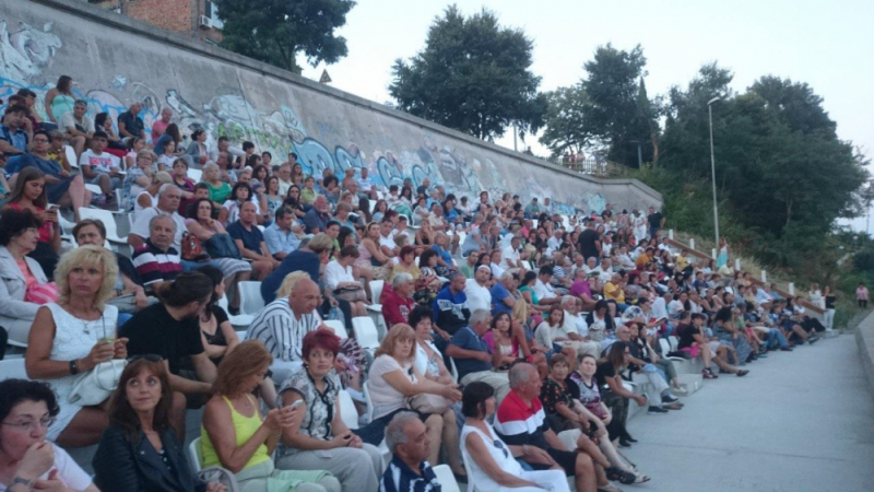 2000 души аплодират „Актрисата“ в Царево! СНИМКИ