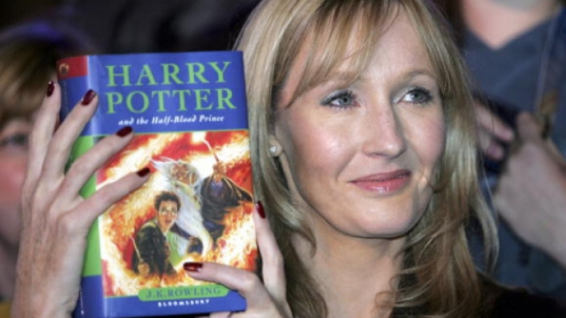 Авторката на Хари Потър след джендър скандала призна за сексуално насилие