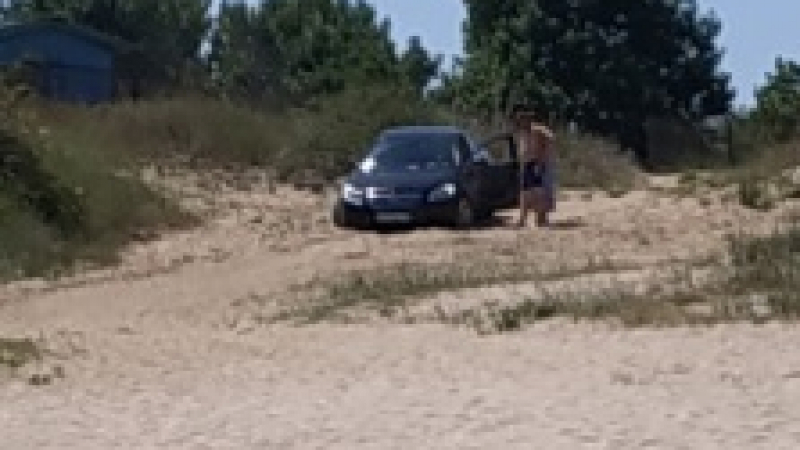 Умник нагази плаж с кола, четирима бабанки го вадят от пясъка СНИМКИ