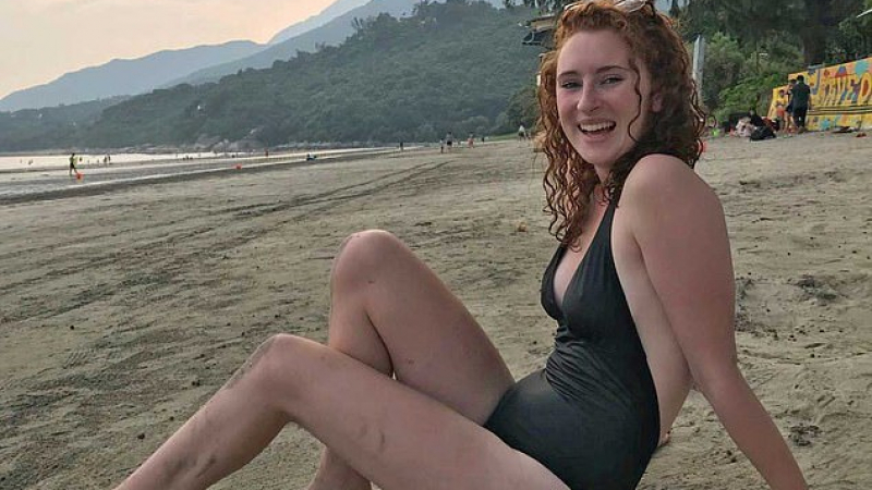 Студентка от Кеймбридж падна от летящ самолет и загина на страшно място СНИМКИ
